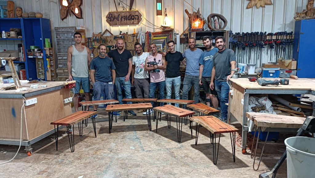 תמונה מיום גיבוש 3 - משתתפים יוצרים פרויקטים עם עץ